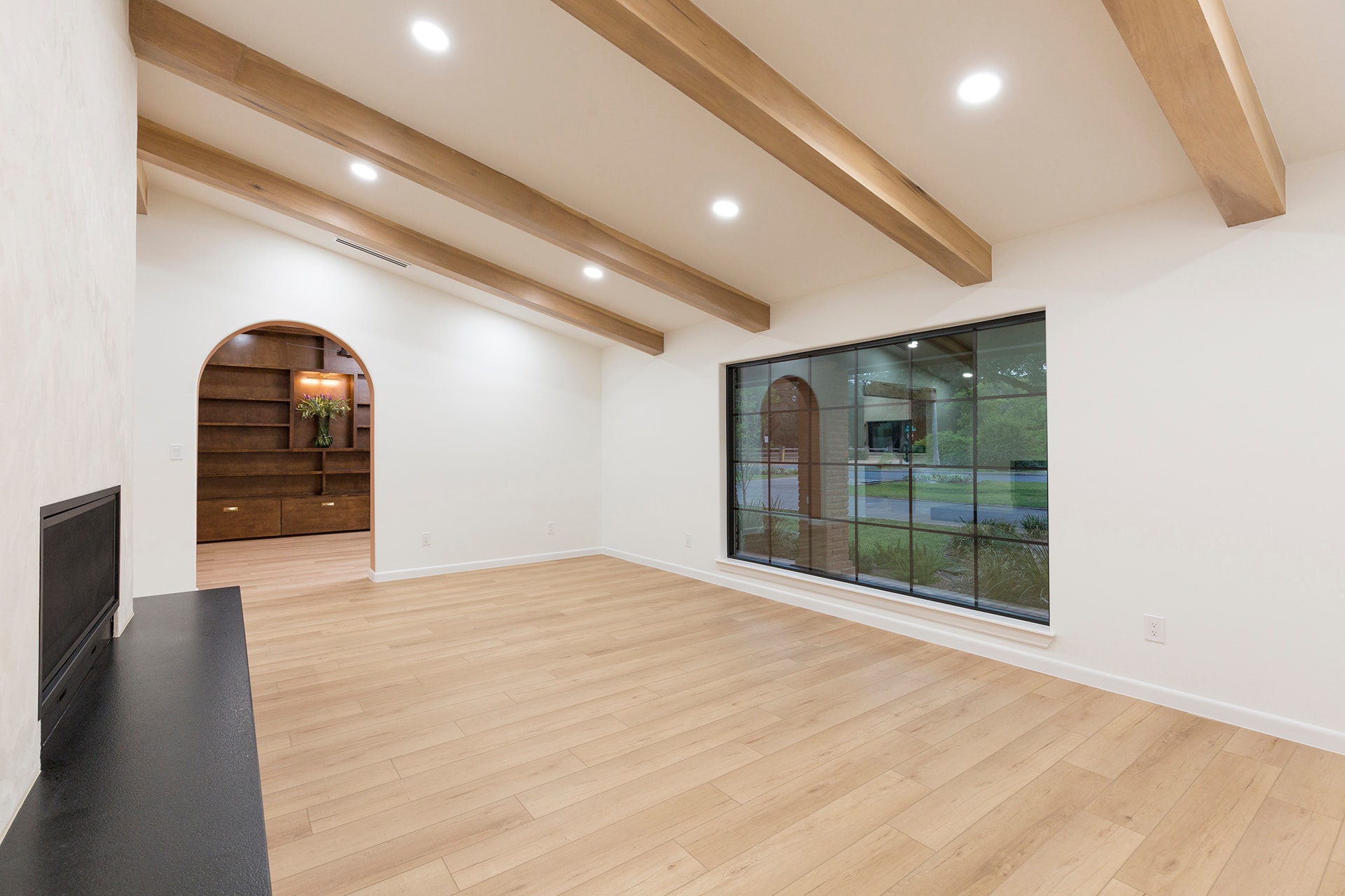 Modern living room with wood beams and glass doors