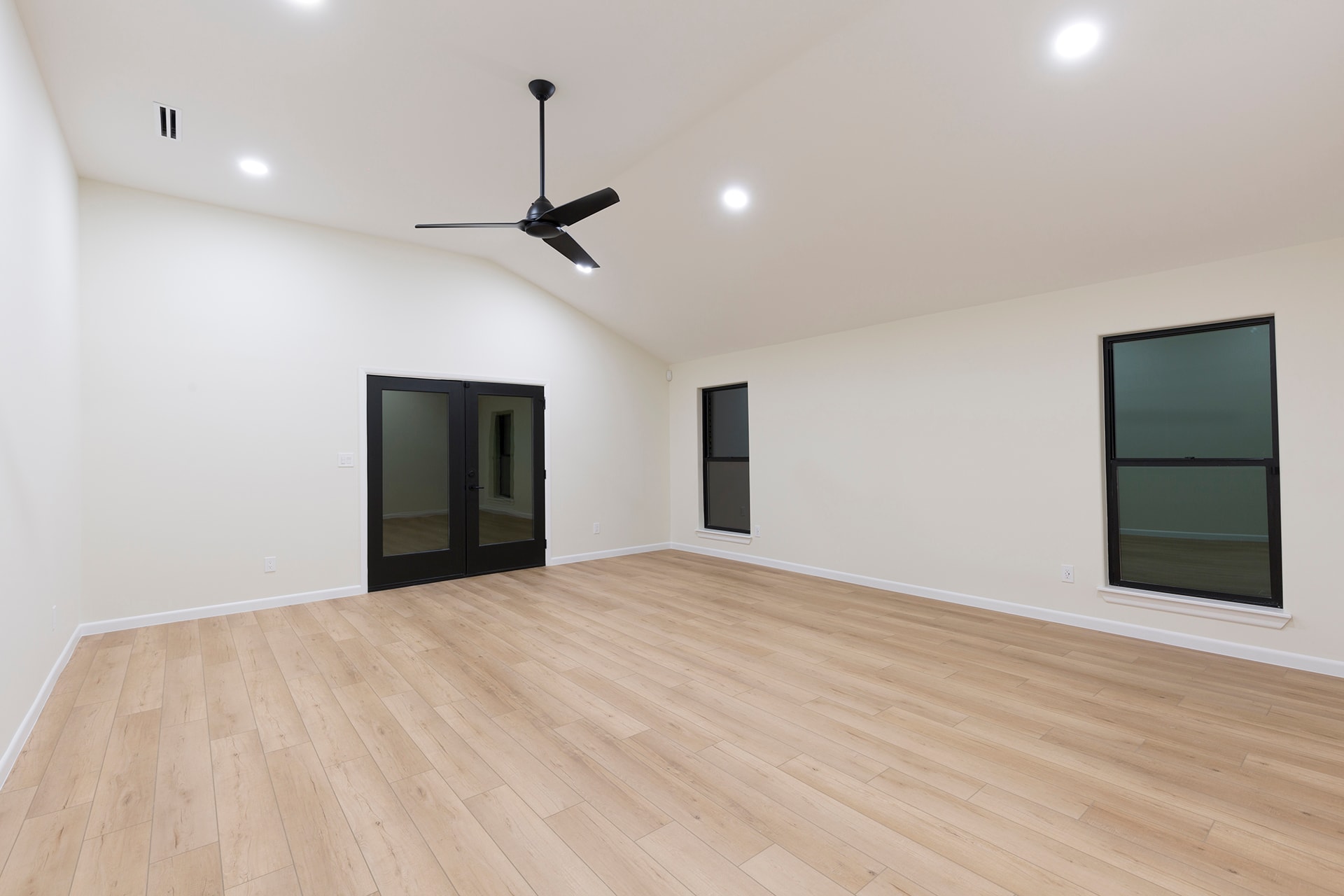 Empty modern room with ceiling fan