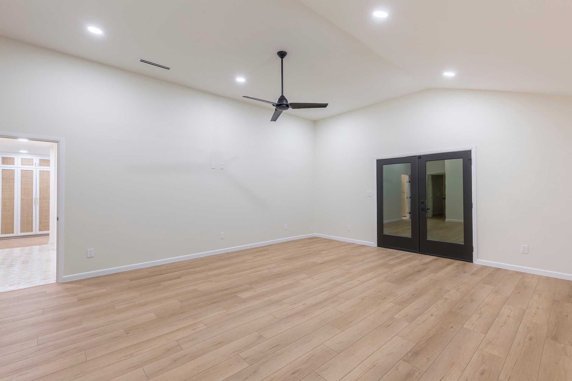 Empty modern room with ceiling fan